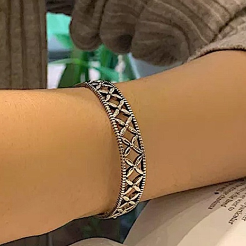 Minimalist Sterling Silver Vintage Bangle Bracelet - Picture 4 of 5